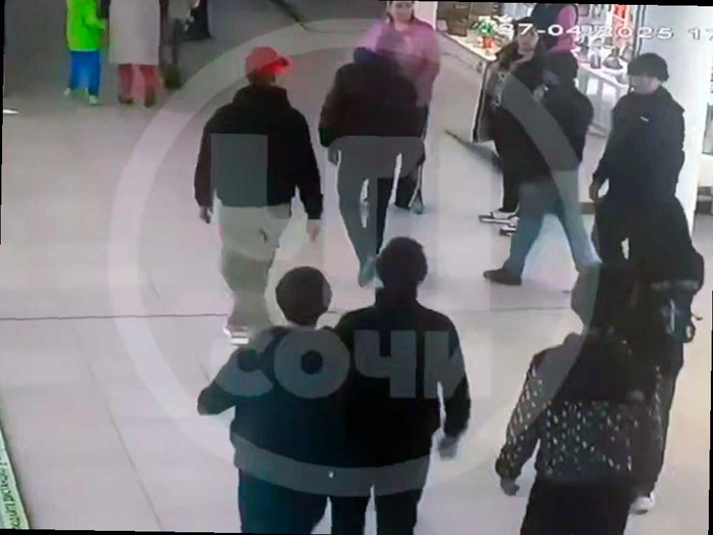 В Торговой галерее Сочи произошел конфликт между мужчиной и подростками