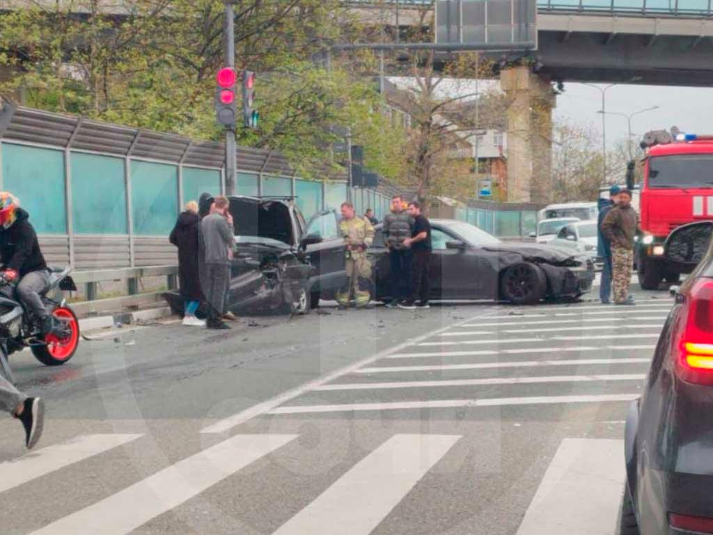 В центре Сочи произошло столкновение двух автомобилей