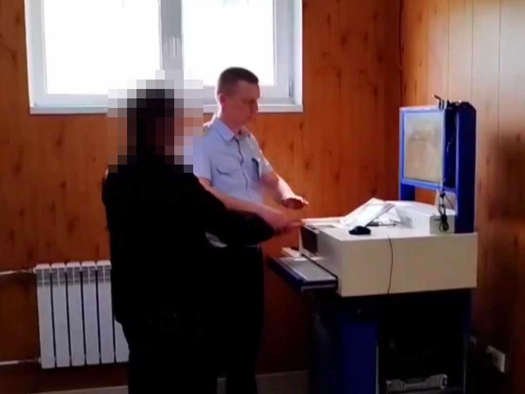 Двое молодых людей задержаны в Сочи за инцидент с несовершеннолетним в селе Раздолное. Они представились правоохранителями и осмотрели его рюкзак, надеясь найти наркотики. Задержанные признали свою ошибку и извинились перед школьником и его родителями.