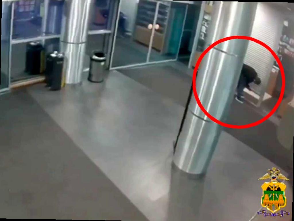 Вор украл телефоны из павильона в ТЦ в Адлере