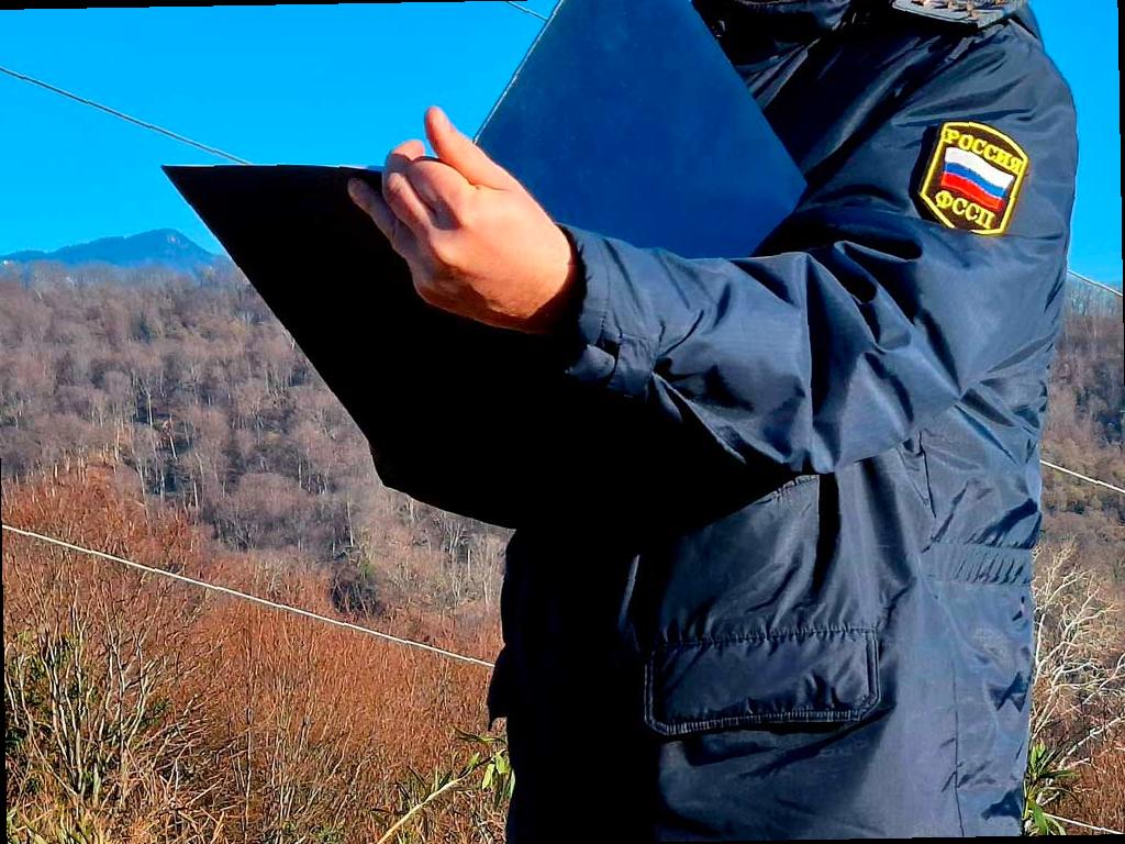 Жительница Сочи решила снести свой новый коттедж, чтобы решить проблему с выездом за границу. По информации от ФССП России, несколько лет назад женщина купила участок на Красной Поляне и начала строительство коттеджа без необходимых разрешений. Суд потребовал разрушить постройку, и приставы ограничили ей выезд из страны. Чтобы уладить ситуацию, жительница Сочи сама убрала незаконный объект и выплатила необходимые штрафы. Фото с сайта ГМУ ФССП России можно посмотреть здесь: fssp.gov.ru.