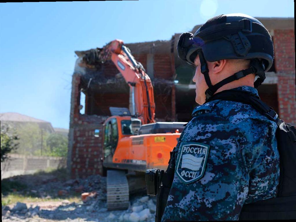 В Сочи продолжается снос самостроев, включая трехэтажный дом