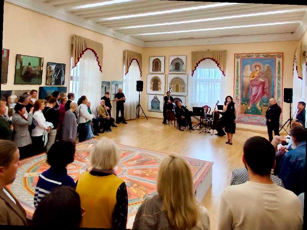 «Непобедимая красота»: В Сочи открылась выставка к 80-летию Победы