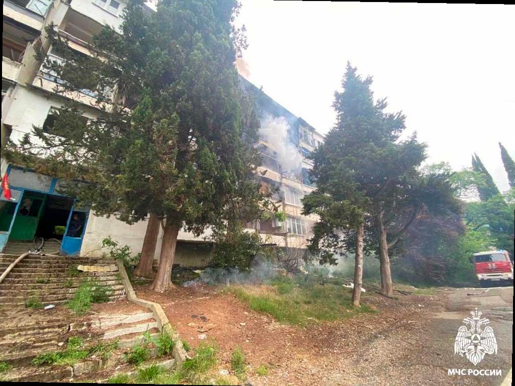 В многоквартирном доме в Сочи произошел пожар, который охватил площадь в 300 квадратных метров. Согласно информации пресс-службы ГУ МЧС России по Краснодарскому краю, происшествие произошло утром 6 мая на улице Видовой в Хостинском районе.