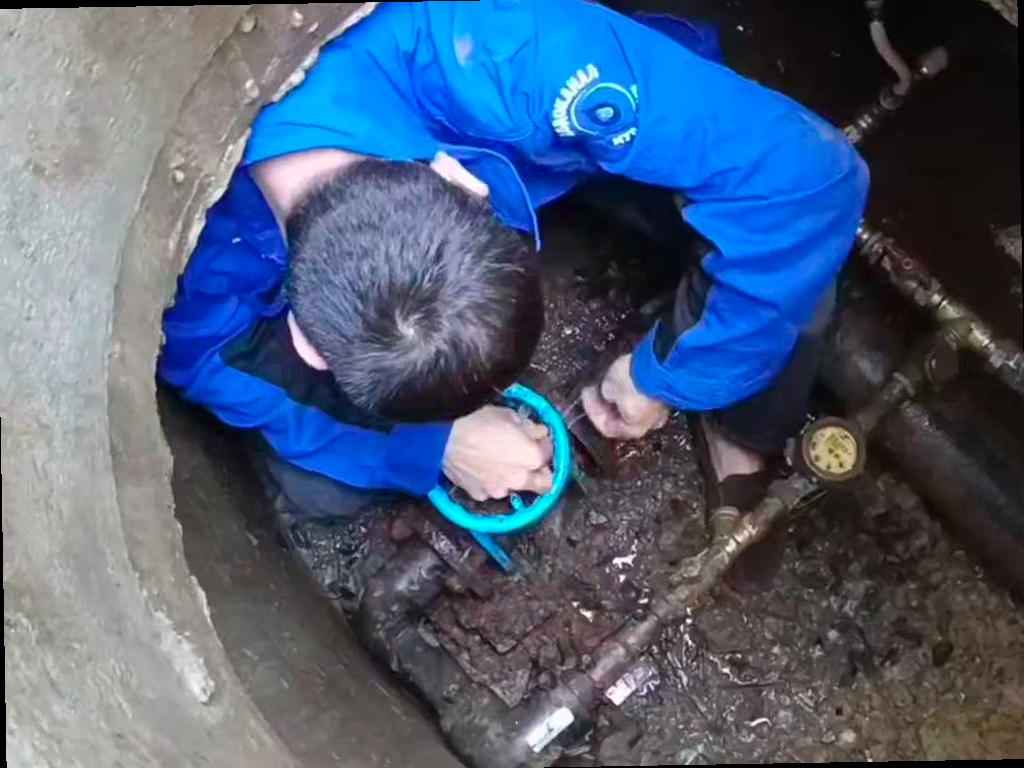 Водоканал в Сочи продолжает отключать воду должникам в Центральном районе