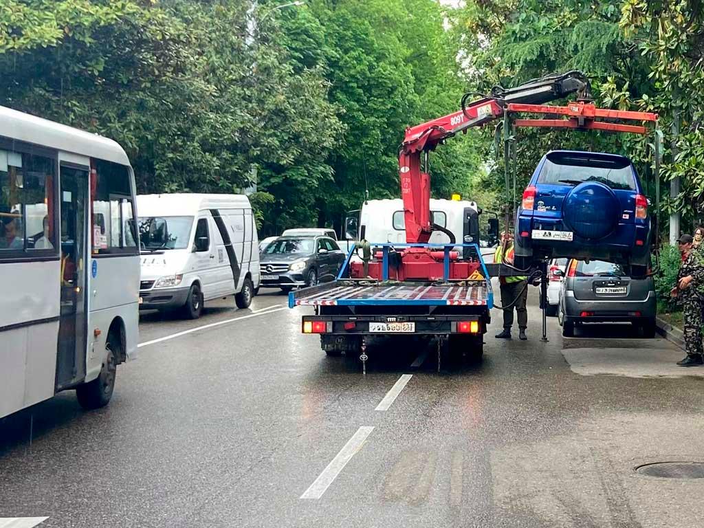 В центре Сочи начали эвакуацию автомобилей, нарушающих правила парковки