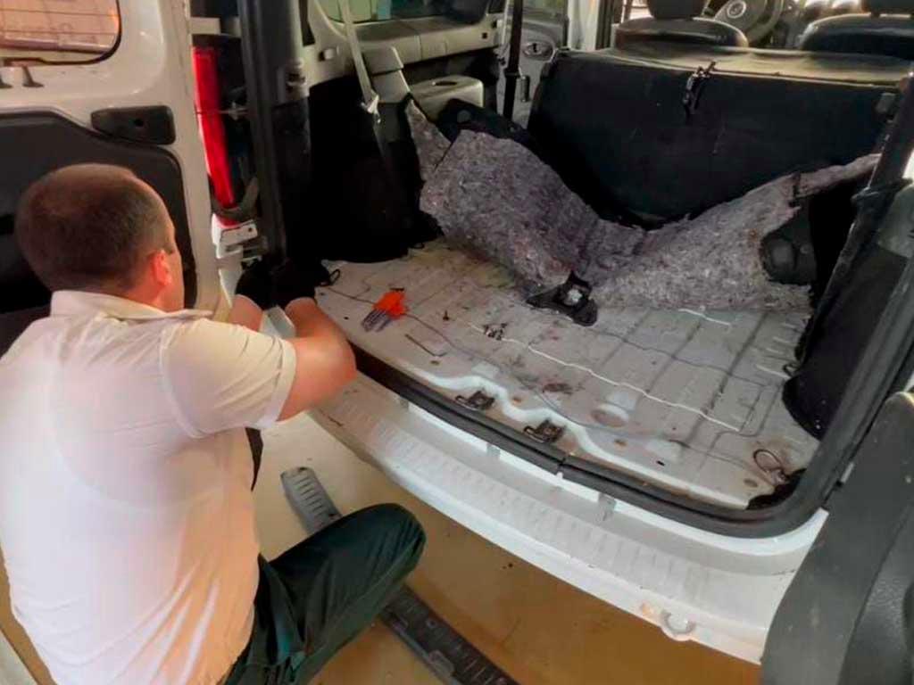 Автомобиль с секретным отсеком: в Сочи задержали партию контрабанды