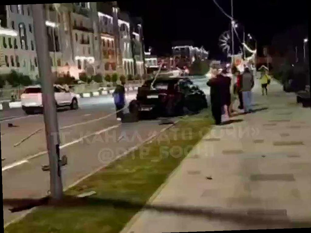 В поселке Эсто-Садок произошла авария с участием внедорожника