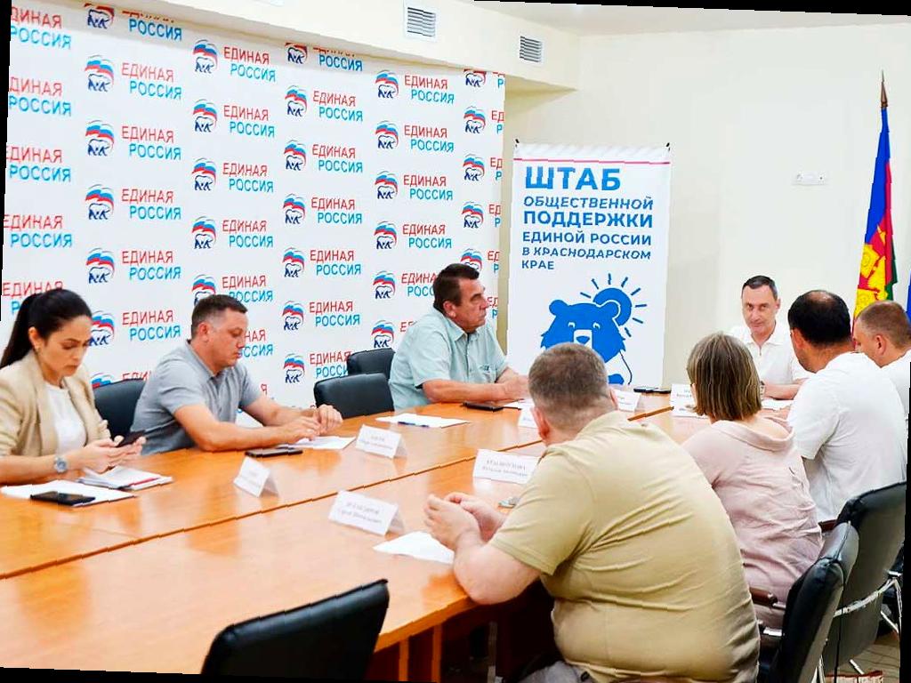 Депутат Виктор Тепляков следит за ликвидацией оползня на улице Краснодонской