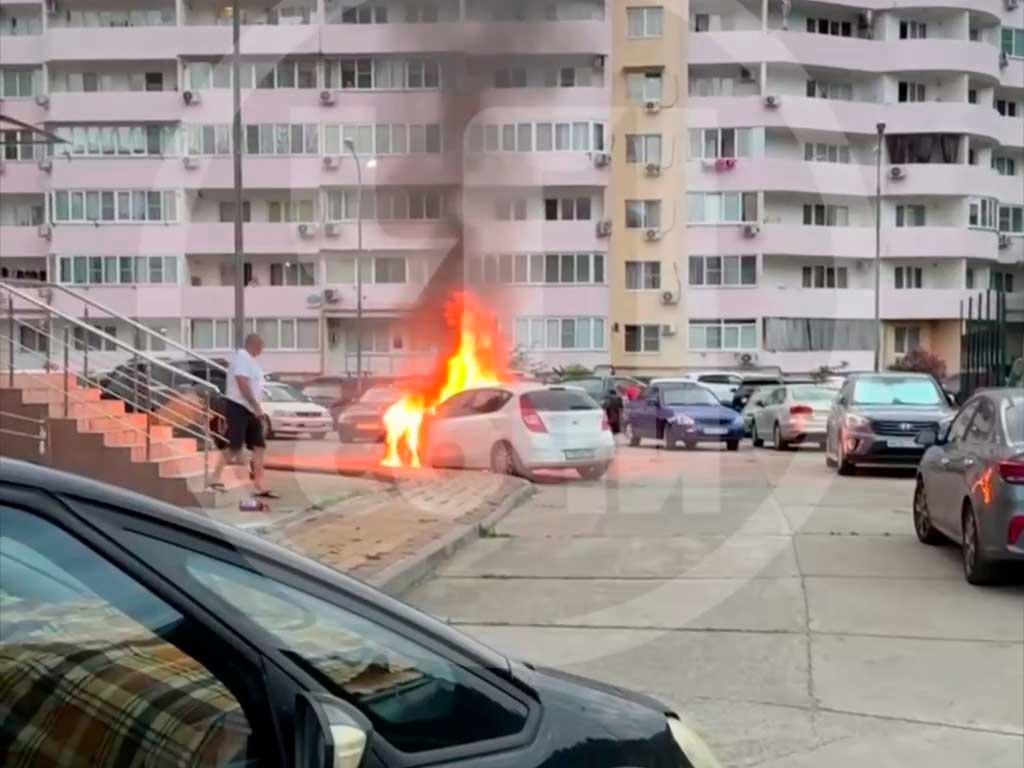 Автомобиль загорелся во дворе дома в Хостинском районе Сочи