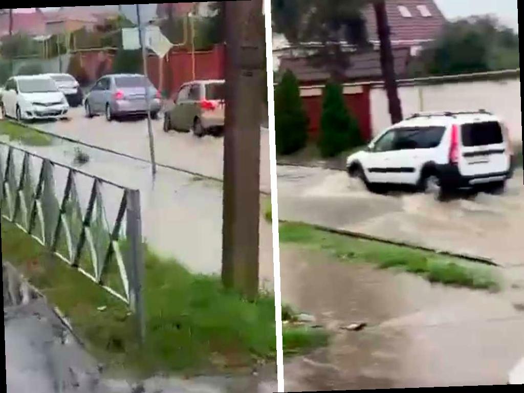 Сильный ливень затопил дорогу в селе Веселое