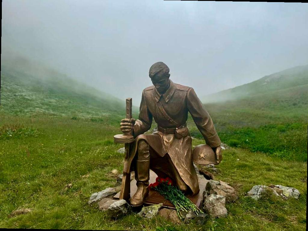 В горах Сочи открылся памятник воинам