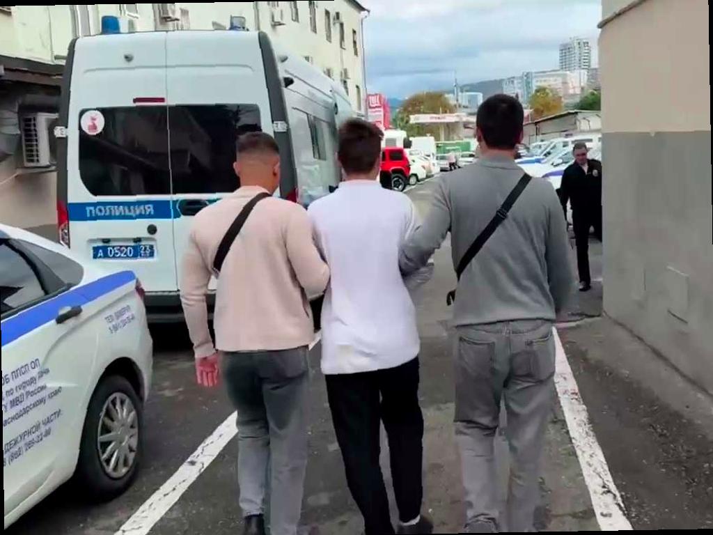 В Сочи задержали молодого человека, который отнял сумку у прохожего, угрожая ножом