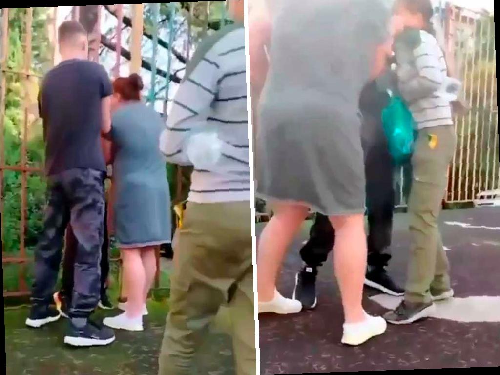 На детской площадке в сочинском микрорайоне Бытха произошел конфликт, вызванный женщиной, которая нецензурно выражалась и угрожала подросткам. Она пыталась разогнать играющих детей, даже хватала их. Инцидент был запечатлен на видео и опубликован в соцсетях.