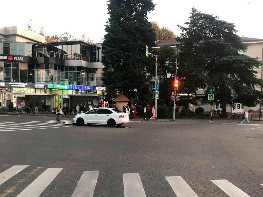 В Центральном районе Сочи легковушка сбила подростка на самокате, переезжавшего дорогу на «красный»