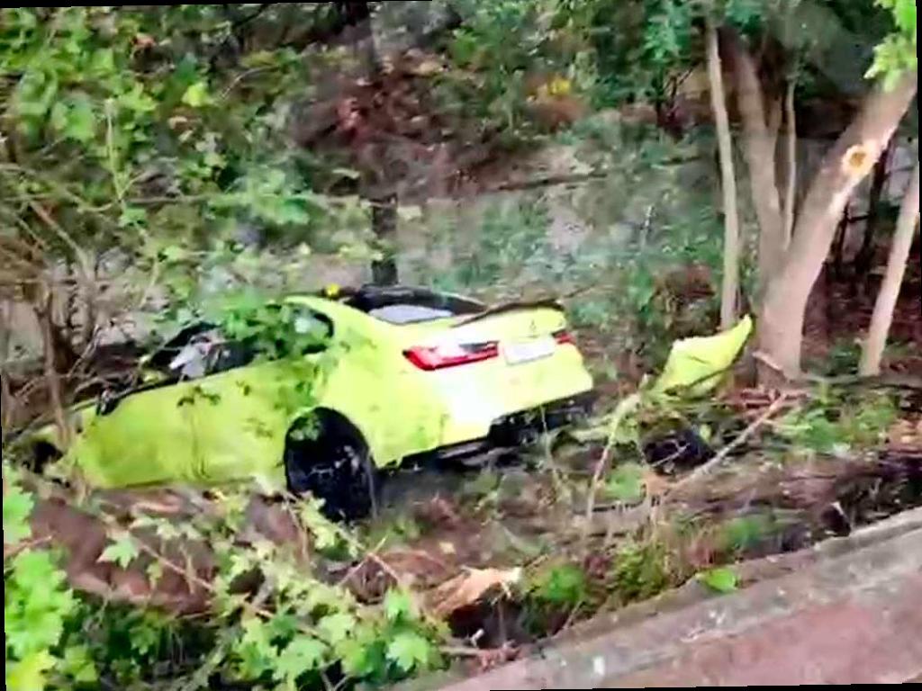 В Хостинском районе Сочи произошла авария с участием салатового BMW. Утром автомобиль застрял в деревьях недалеко от дома №6 по улице Черноморской. По предварительным данным, водитель не справился с управлением на мокрой дороге, в результате чего машина пробила ограждение и упала в обрыв. Информации о пострадавших на данный момент нет. Фото с места происшествия доступно по ссылке: Фото: ДТП Сочи / t.me/chp_sochi
