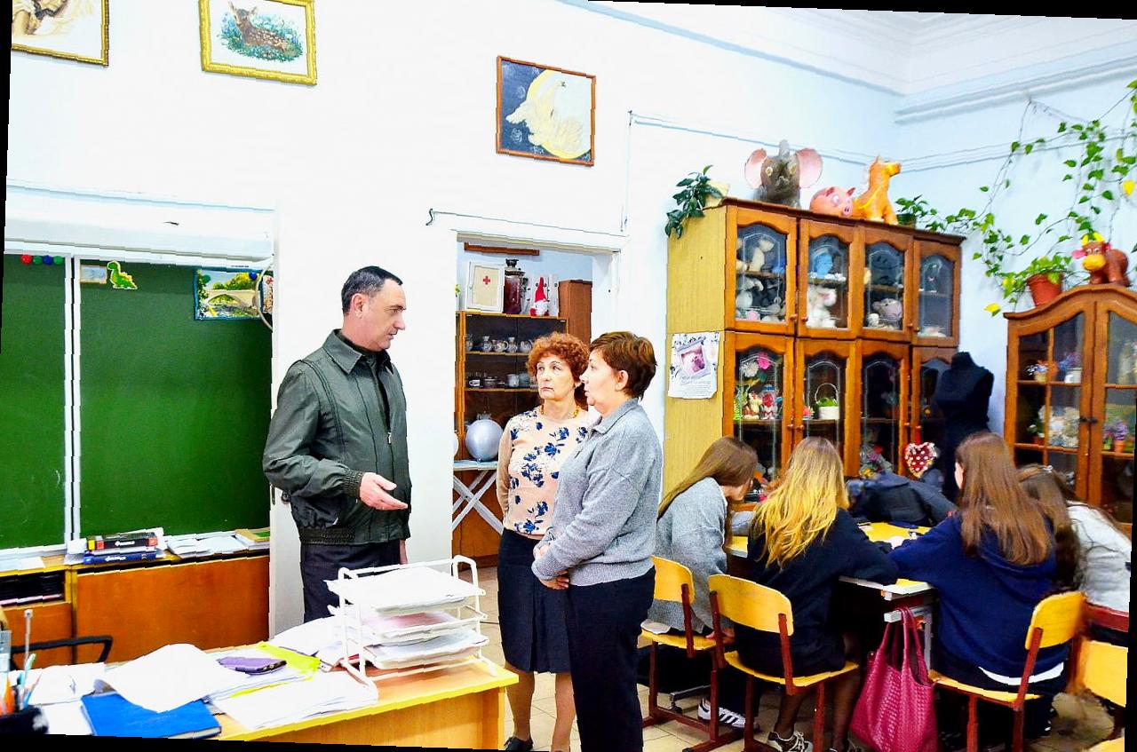 «Виктор Тепляков проверил обновление школы №2 в Сочи»