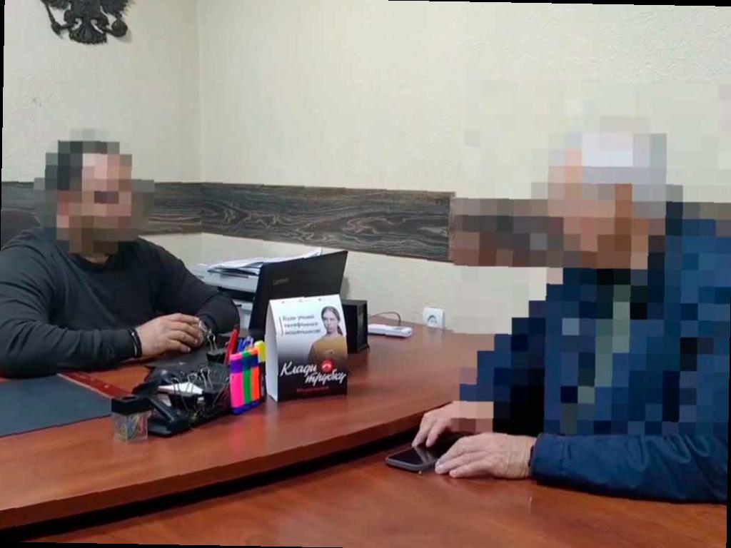 Пенсионера из Сочи спасли от мошенников, которые пытались выманить у него 20 миллионов рублей. Пожилой мужчина стал жертвой мошенничества, перейдя по фишинговой ссылке из чата. Мошенники, выдавая себя за правоохранителей, убедили пенсионера снять все деньги и отвезти их в Туапсе. Друзья мужчины обратились в полицию, и на выезде из города полицейские помогли остановить пенсионера. Сейчас ведется расследование. Фото: УВД по городу Сочи.