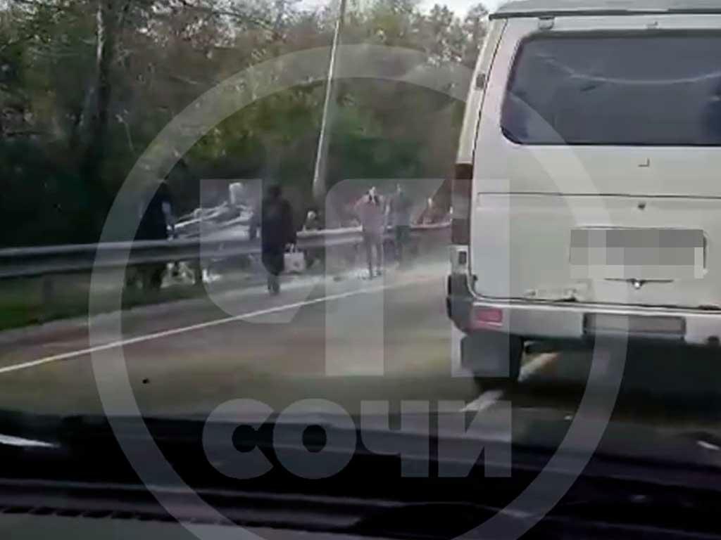 В Сочи произошло серьезное ДТП с перевернувшимся внедорожником и пострадавшими
