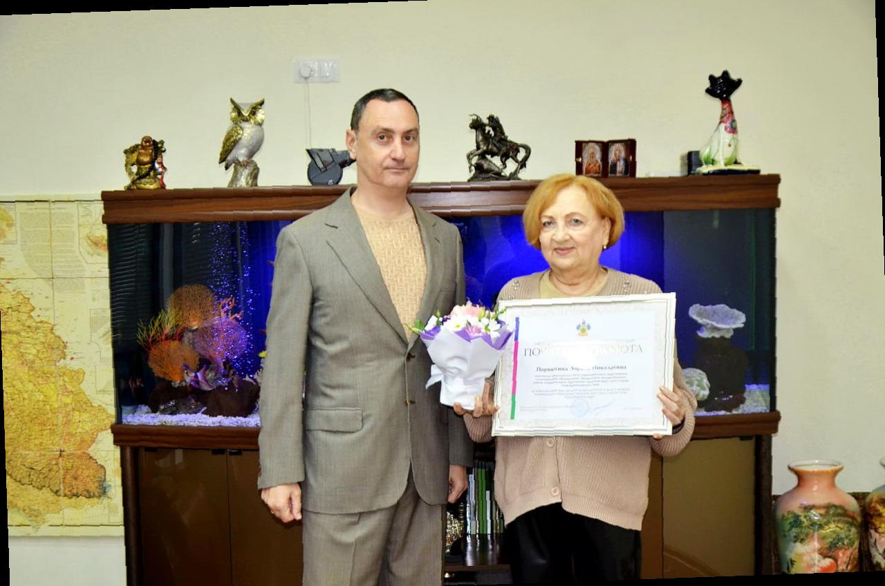 «Виктор Тепляков наградил специалистов Сочи Почётными грамотами»