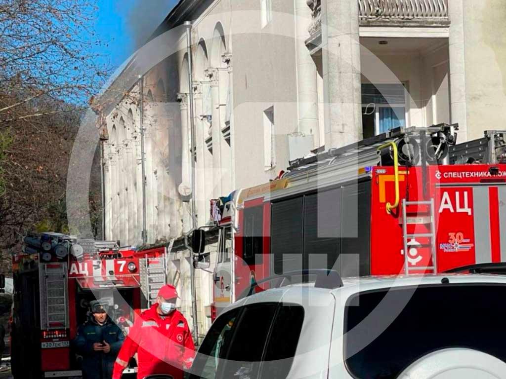 Двое людей спасены из пожара в многоквартирном доме в Сочи