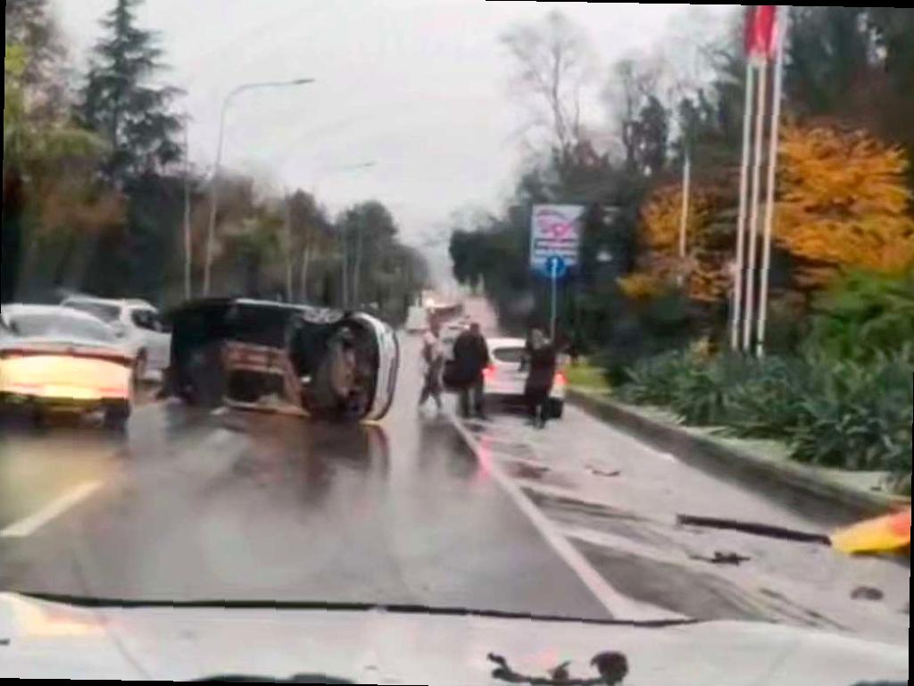Автомобиль перевернулся на трассе «Сочи — Адлер» в Хостинском районе
