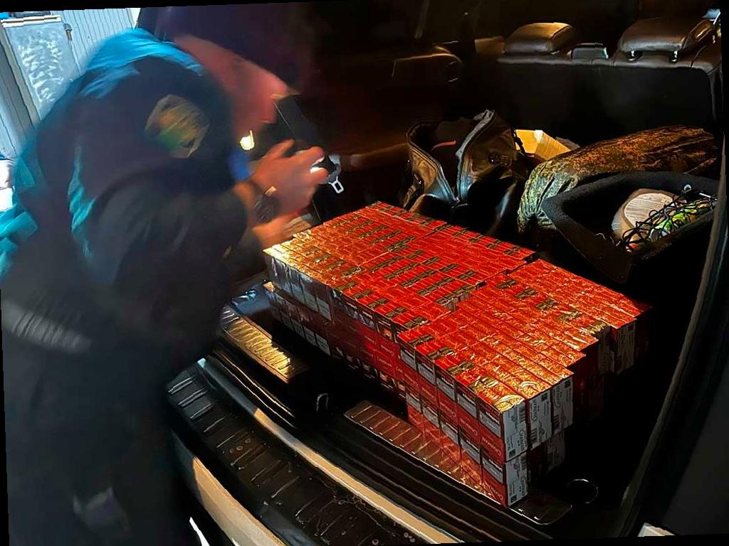 В Сочи задержали автомобиль Mercedes-Benz, который прибыл из Абхазии и был заполнен контрабандными сигаретами. Сотрудники таможни и ФСБ провели совместную операцию, в результате которой было обнаружено более полутора тысяч пачек сигарет марки «CHAPMAN» в различных тайниках в машине. Груз не имел необходимой маркировки и российских акцизных марок.