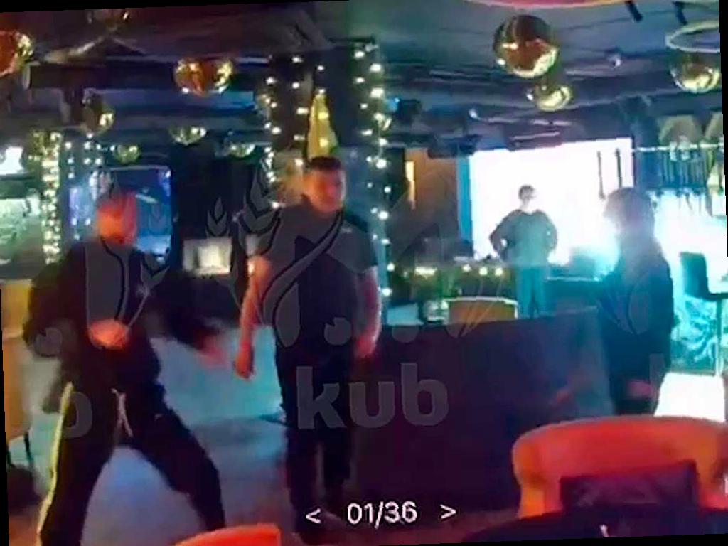 В Адлере произошел конфликт в ночном клубе, о котором стало известно благодаря видеозаписи, размещенной в социальных сетях. Полиция города начала проверку произошедшего.