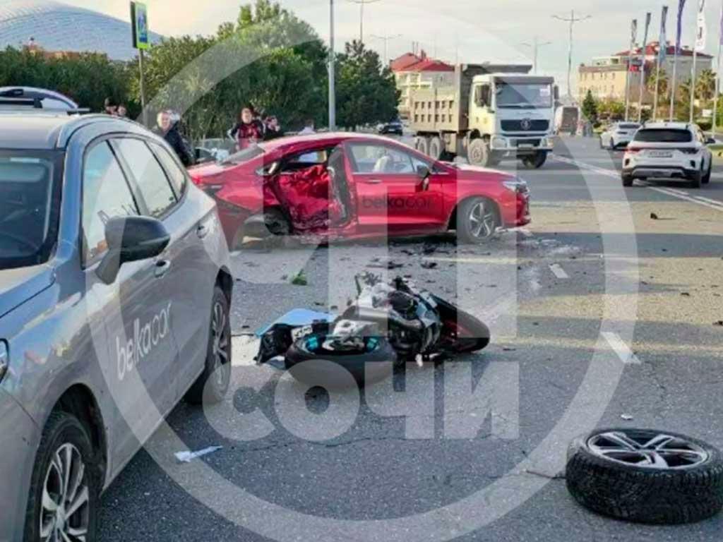 В Сириусе произошло ДТП, в результате которого погиб мотоциклист