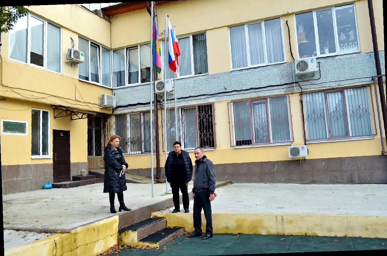 «Виктор Тепляков проверил благоустройство гимназии № 44 в Сочи»