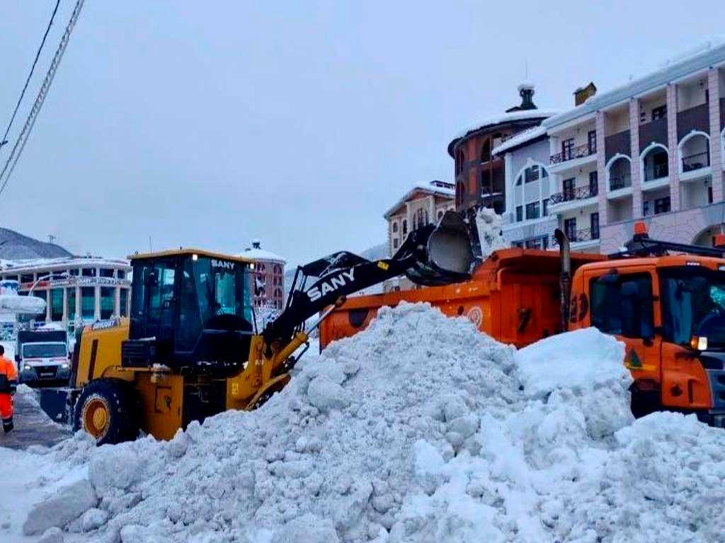 За новогодние праздники в Сочи было убрано около 70 тысяч кубометров снега с дорог. Неожиданные снегопады и большой поток туристов создали сложности для городских служб. Особенно трудно было с транспортом в горах, поэтому уборка дорог идет круглосуточно. В Красной Поляне усиленно борются с нарушителями парковки. Погода также затрудняет вывоз мусора — ежедневно на это тратится много сил и спецтехники. Недавние снегопады и ветер повалили более 400 деревьев, поэтому в каждом районе организованы специальные бригады для устранения последствий.