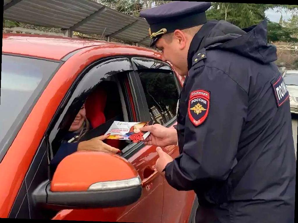 Сотрудники Госавтоинспекции Сочи поздравили водителей с Рождеством, проведя акцию под названием «Ангел в дорогу». Они напомнили автомобилистам о важности соблюдения правил перевозки детей и вручили им памятки и символические подарки — ангелочков, которые будут оберегать их в пути.