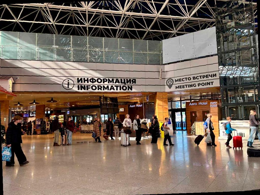 Аэропорт Сочи временно прекратил прием и отправку самолетов из-за мер безопасности, действовавших почти четыре часа ночью 8 января. Меры были введены с 03:24 и были отменены после четырех часов. Росавиация утверждает, что это было сделано для обеспечения безопасности полетов, и один самолет был отправлен на запасной аэродром. После снятия ограничений аэропорт возобновил работу в штатном режиме. Ведомство подчеркнуло, что все действия происходили согласно установленным протоколам с приоритетом на безопасность пассажиров и полетов. В то же время, Министерство обороны РФ сообщило, что с 23:00 7 января до 07:00 8 января было перехвачено и уничтожено 66 беспилотных летательных аппаратов, включая 12 над Черным морем. (Источник: https://sochinews.io)
