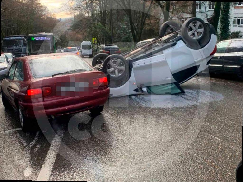В центре Сочи произошло ДТП: автомобиль перевернулся