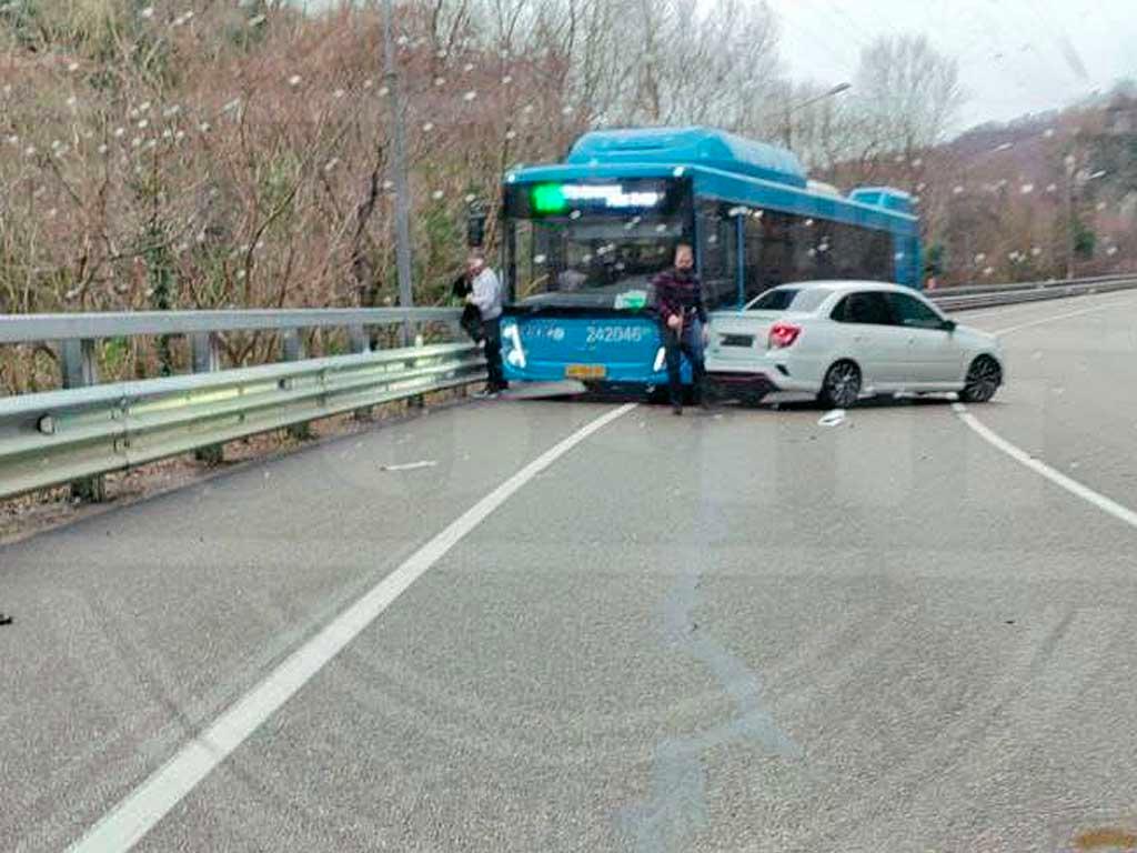 Автомобиль столкнулся с автобусом на старом Краснополянском шоссе в Сочи