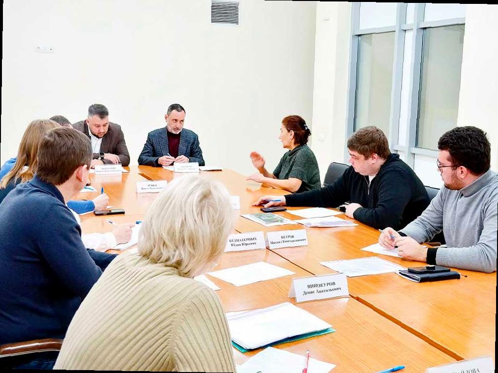 Депутат Виктор Тепляков провел прием жителей Центрального района Сочи, где обсудились различные проблемы. Одной из них был аварийный водовод от переулка Горного до улицы Красной. Решено было установить собственника коммуникаций и, если объект окажется бесхозным, передать его на баланс для ремонта.