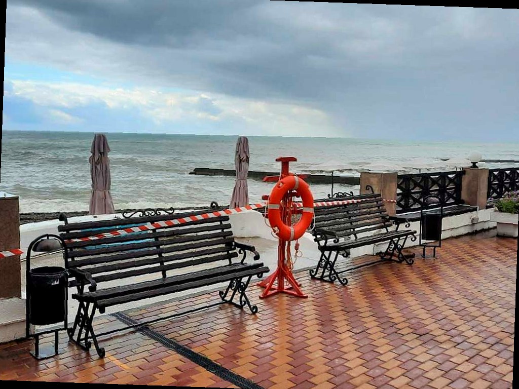 В Сочи усилится волнение моря, в горах лавиноопасно