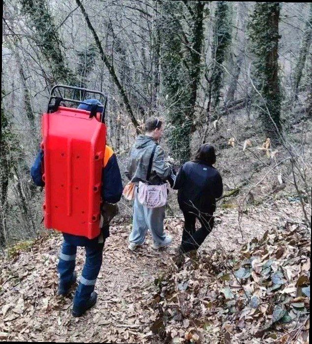 В Сочи спасатели эвакуировали туристку с «Тропы здоровья» после травмы