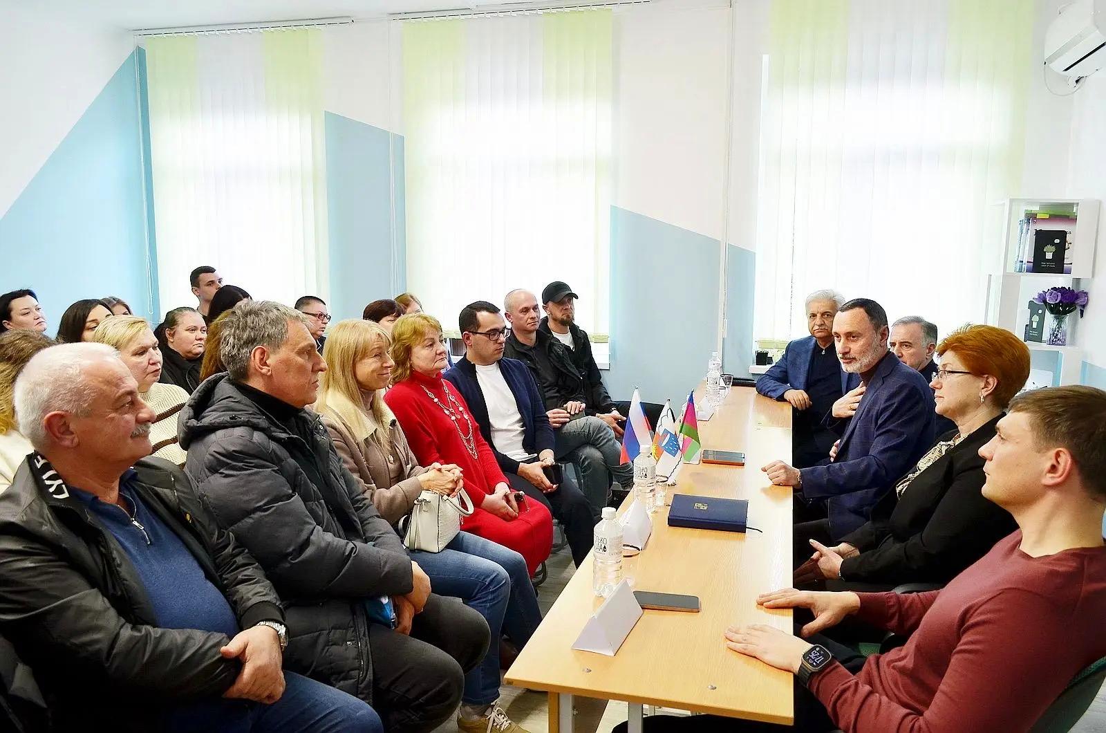 «Встреча по строительству новой школы в селе Пластунка: Виктор Тепляков поддерживает проект»