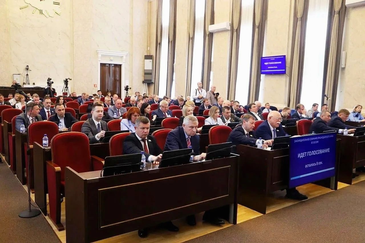 Депутат ЗСК Виктор Тепляков участвует в 82-й сессии краевой Думы
