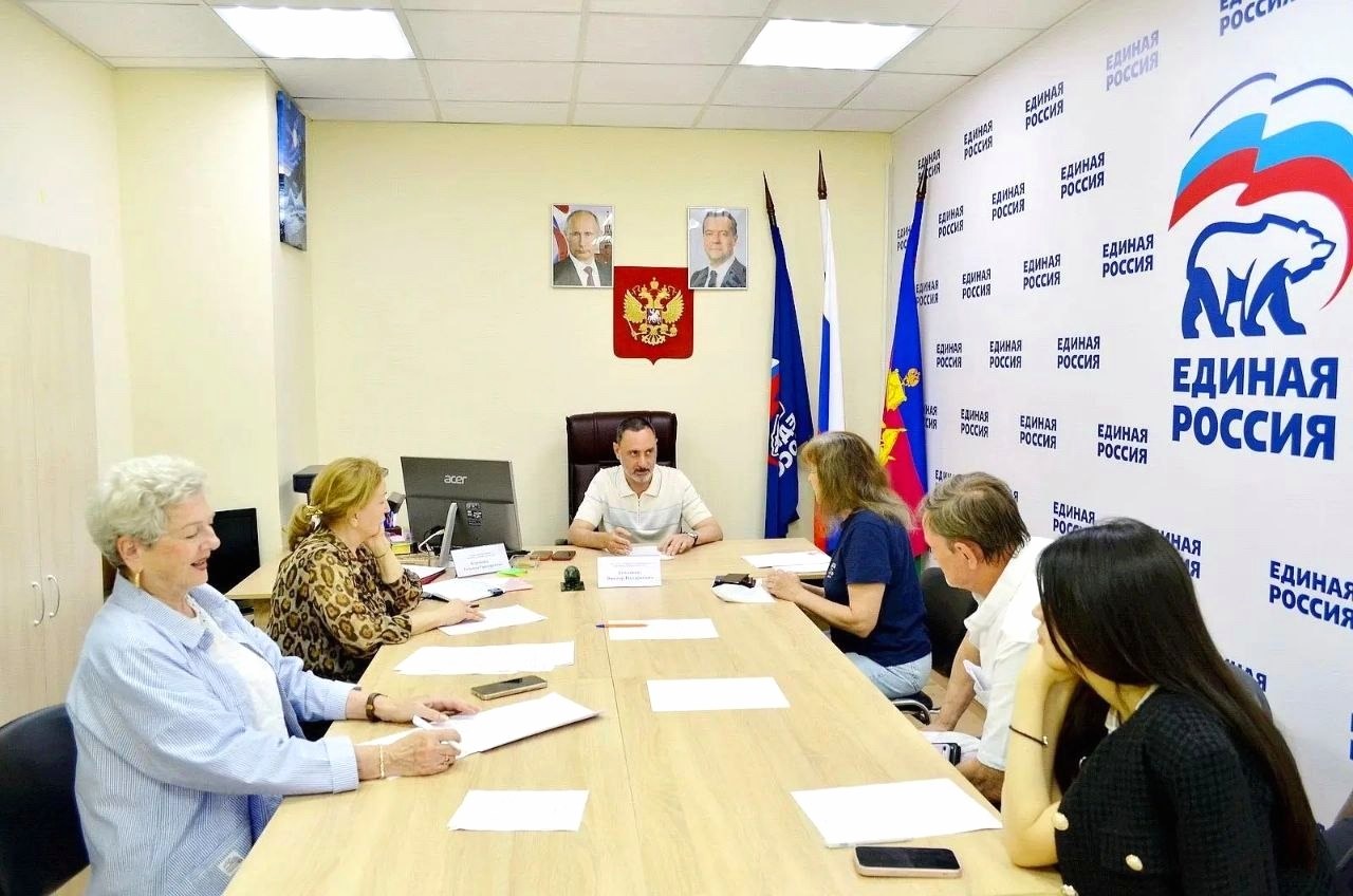 Депутат Законодательного Собрания Виктор Тепляков провел приём граждан в Общественной приёмной