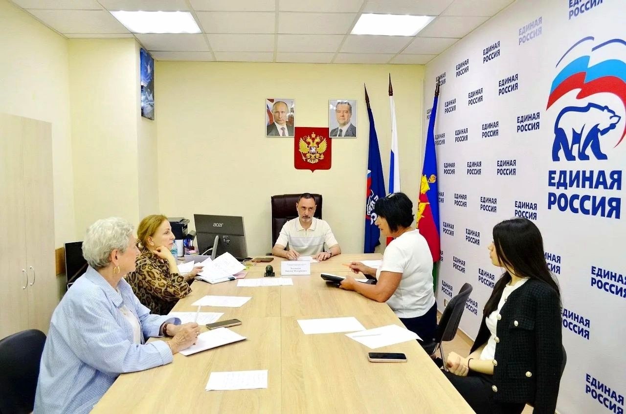 Депутат Законодательного Собрания Виктор Тепляков провел приём граждан в Общественной приёмной