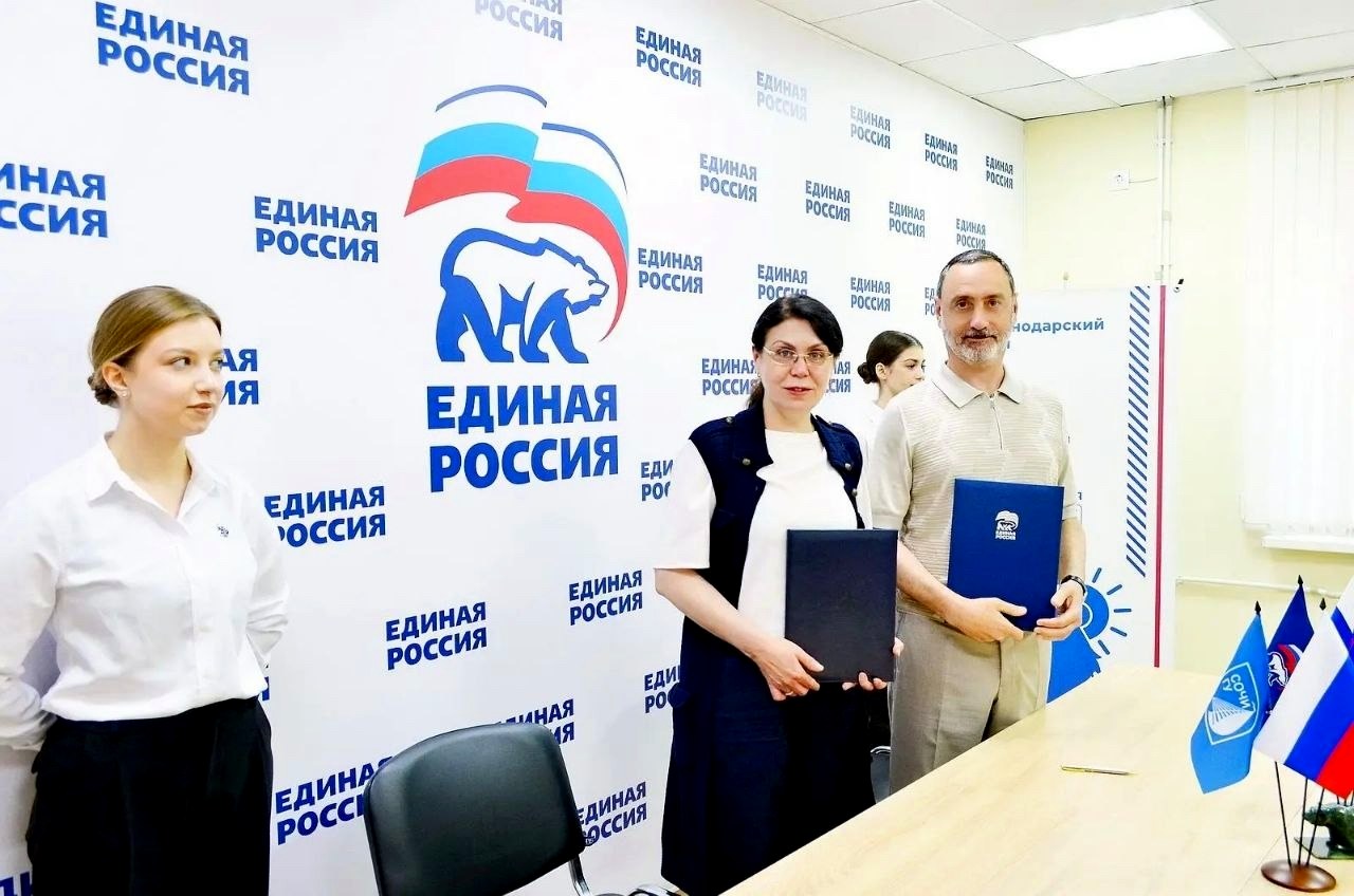 Депутат ЗСК Виктор Тепляков подписал соглашение о сотрудничестве СГУ и ЕР