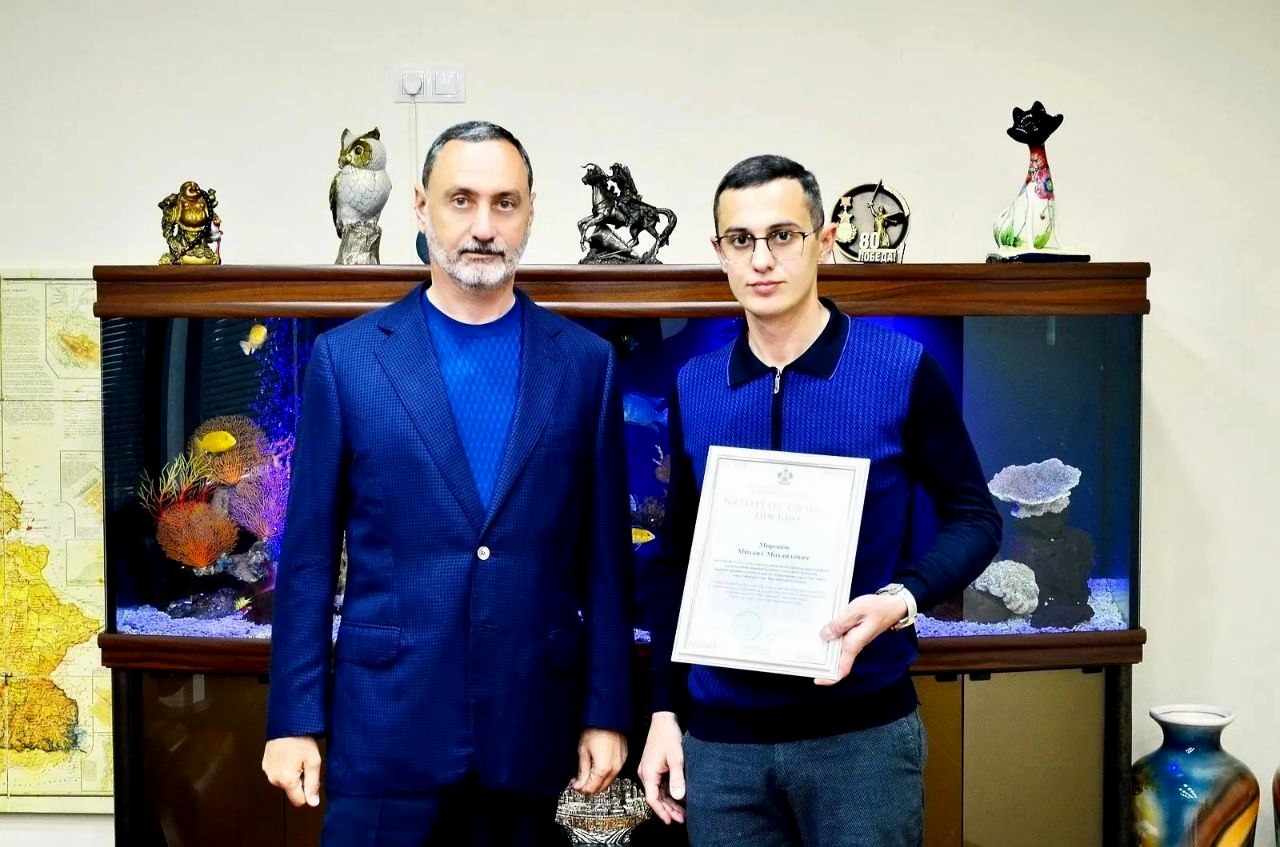 Депутат ЗСК Виктор Тепляков вручил Благодарности специалистам Сочи