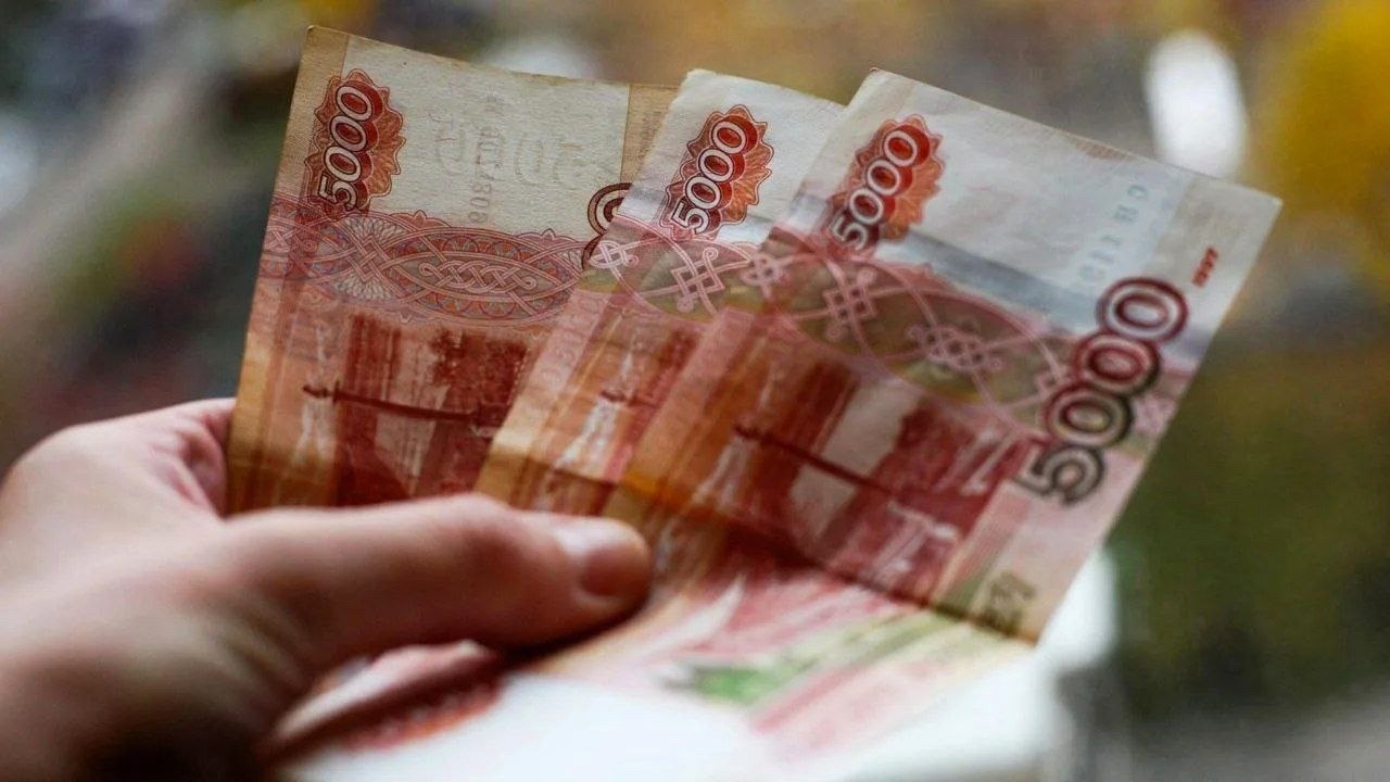 Пенсии для россиян старше 80 лет и детей с особенностями развития увеличат