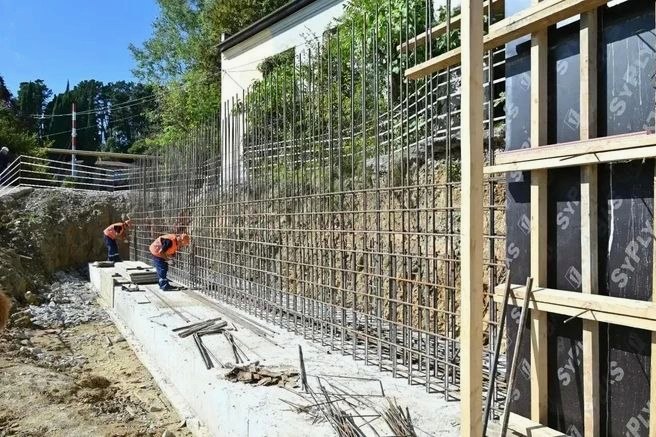 Укрепление склона в Хостинском районе Сочи после оползня и восстановление водовода