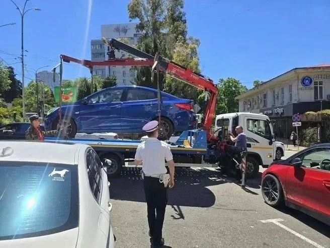 В Адлере за пол дня эвакуировали 15 неправильно припаркованных автомобилей